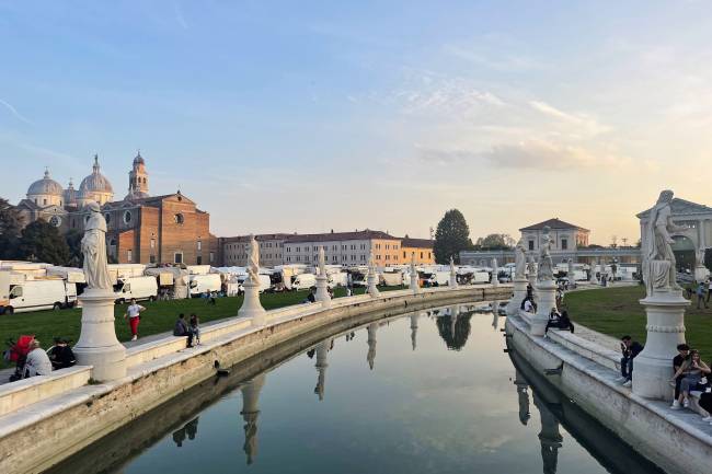 A Magia de Ravena: Mosaicos Dourados e Histórias Centenárias