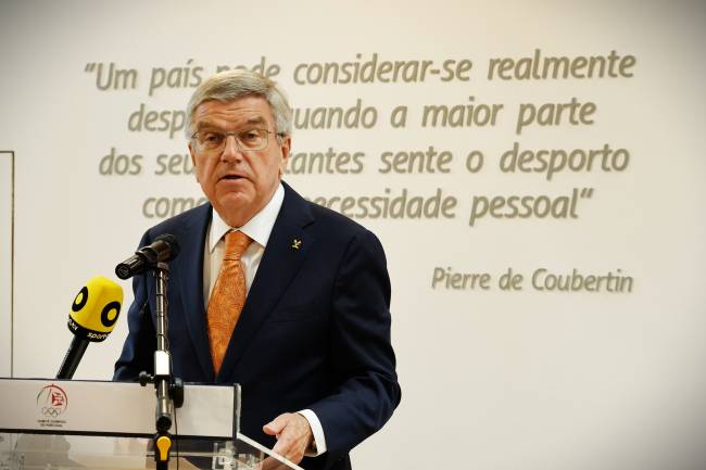 Thomas Bach Homenageia José Manuel Constantino com Troféu do COI