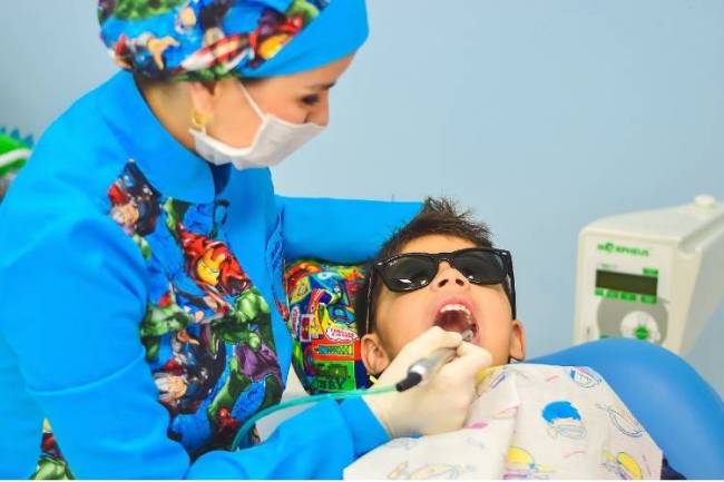 Há idade certa para começar a ir ao dentista?