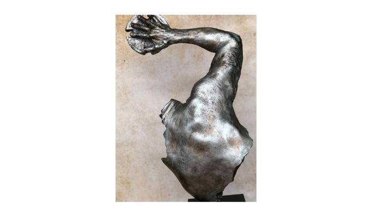 Escultura da exposição Caminhos do Combatente - peça Heróis