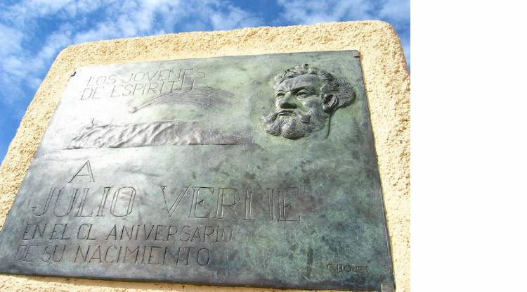 Monumento de Júlio Verne no Farol de La Mola