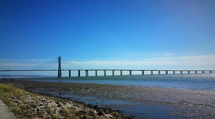 Vista para o Mar da Palha, com a ponte Vasco da Gama, inaugurada em 1998, aquando da Exposição Mundial de Lisboa