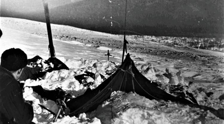 Investigadores soviéticos examinam a tenda 