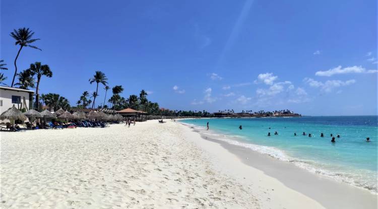 Praia Aruba areia fina e mar turquesa