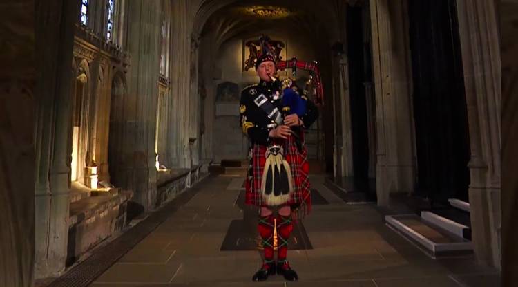 Pipe Major Paul Burns, o gaiteiro pessoal da rainha