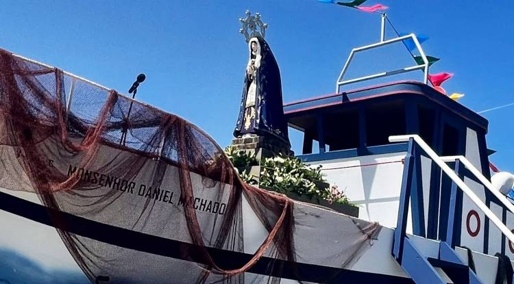 Santa da Agonia é levada para o mar