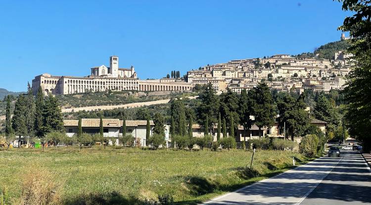 Cidade de Assis com a Basílica de S. Francisco à esquerda