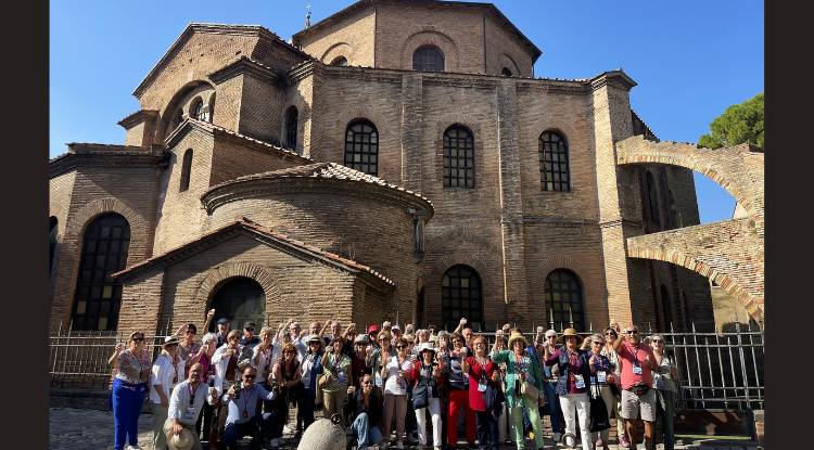 Basílica de San Vitale. Foto de grupo com os participantes do roteiro, os alunos da Universidade Sénior Contemporânea