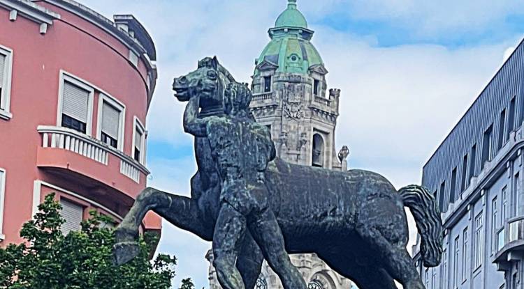 Escultura "Os Corcéis" do escultor João Fragoso