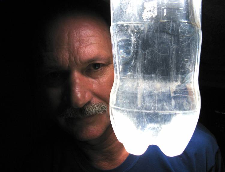 O homem que inventou luz engarrafada