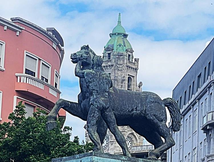 Porto Modernista: A Praça D. João I como espelho de uma cidade em mudança