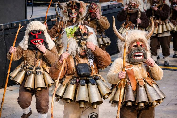 Quando a Europa Veste a Máscara: Tradições de Inverno que Desafiam o Tempo