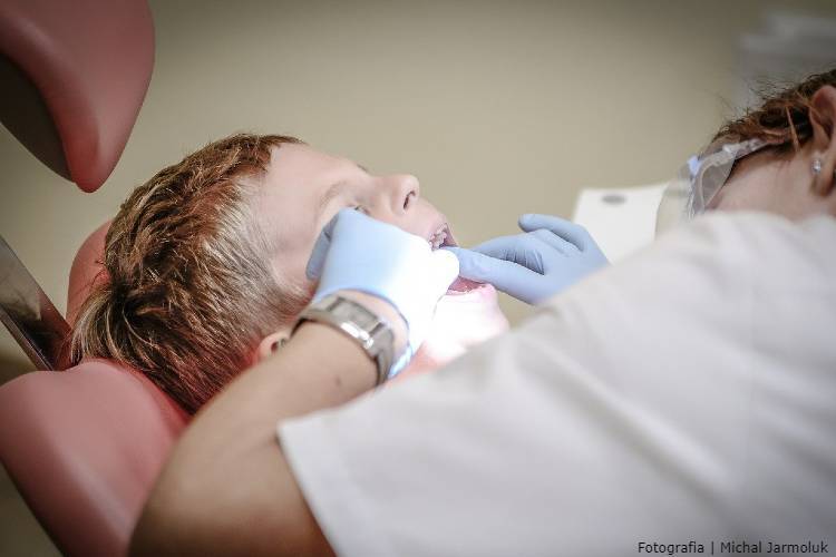 Há idade certa para começar a ir ao dentista?